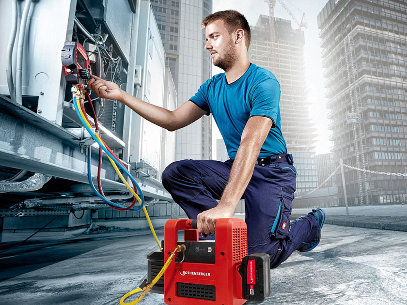 Аккумуляторный двухступенчатый вакуумный насос Rothenberger ROAIRVAC R32 5.0 CL